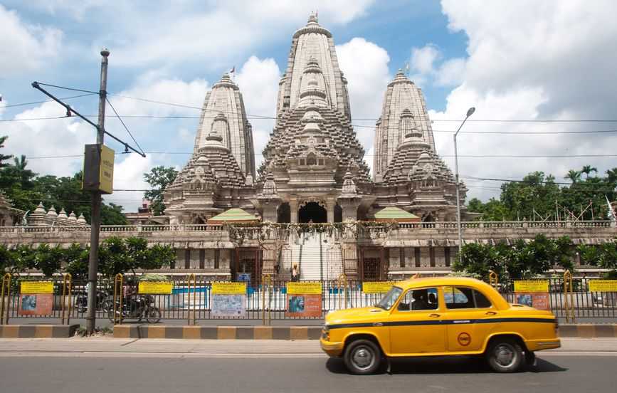 12640916 – view of birla mandir and a taxi passing by in calcutta, india